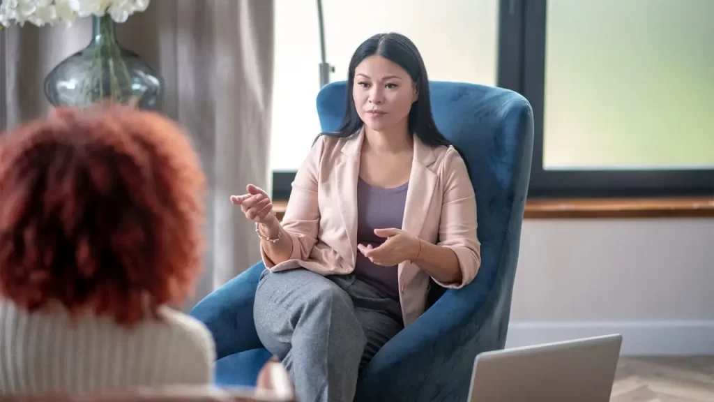 Psicóloga conversando com paciente em consultório